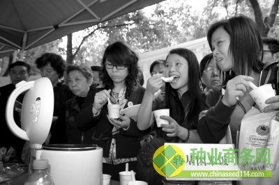 2010年5月15日，湖北省科技周在武昌水果湖步行街开幕，华中农业大学请市民品尝转基因米饭。图/东方IC