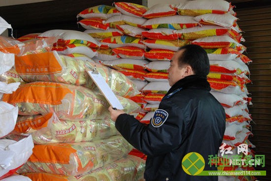 (长沙市望城区农业局执法大队负责人仔细询问种子来源，并了解销售情况。)