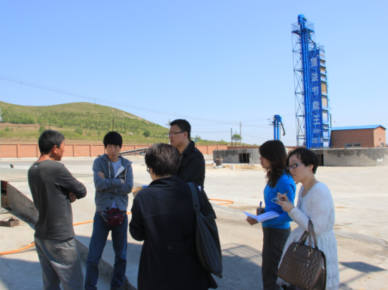 图三:考察人员在与阜新宝日殿村收粮大户交流 图三:考察人员在与阜新宝日殿村收粮大户交流