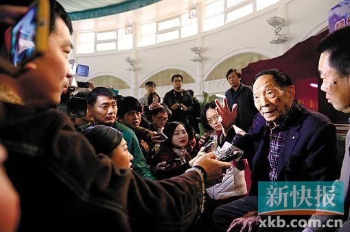 ■昨天,袁隆平院士来到华南农业大学引起学子围观。 新快报记者 夏世焱/摄