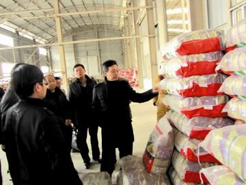 农业部科技发展中心副主任周云龙(右一)率队来川督导我省2015年打击侵犯品种权和制售假劣种子专项行动。