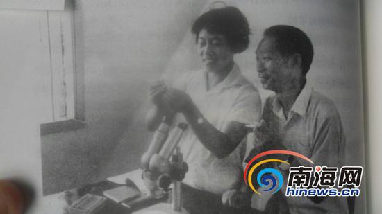 袁隆平和妻子邓则一起搞科研。(南海网记者孙令正翻拍)
