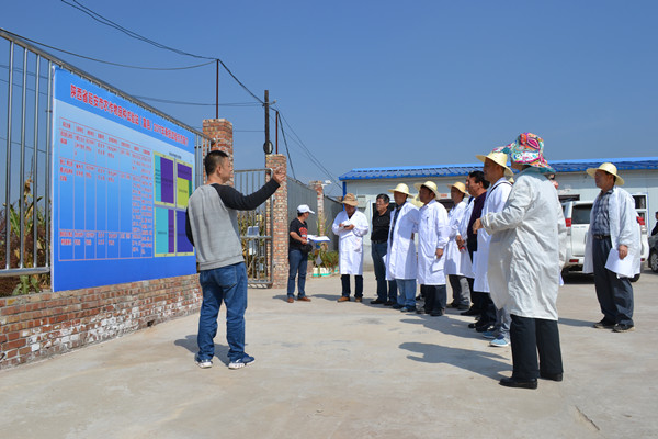 考察人员听取试验管理情况简介